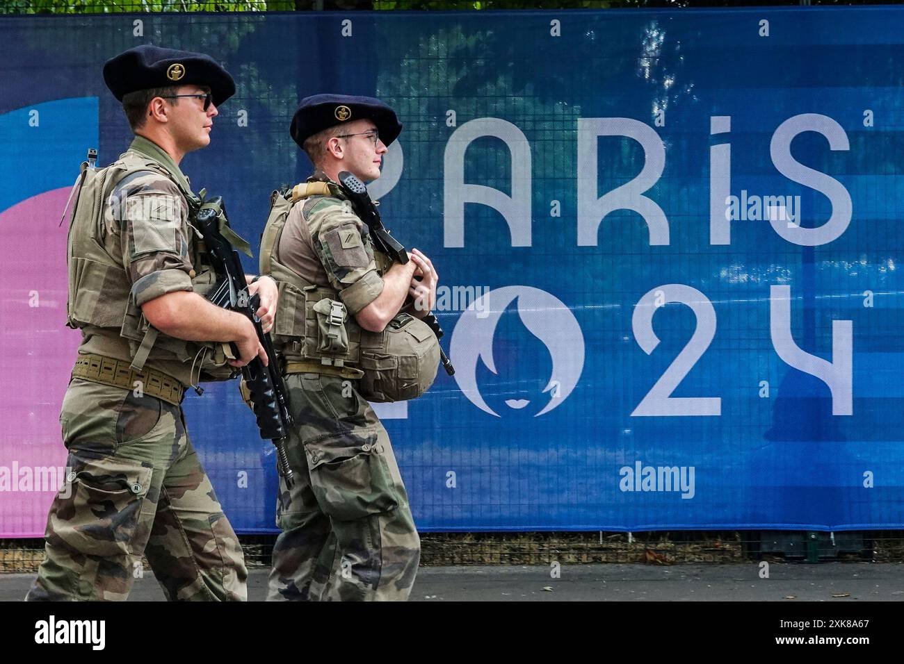 Paris, Frankreich. Juli 2024. Französische Soldaten patrouillieren am Sonntag, 21. Juli 2024 in der Nähe des Trocadéro-Palastes in Paris. Die Eröffnungszeremonie findet am 26. Juli statt, 100 Jahre nach dem letzten Austragungsort der Spiele in Paris. Foto: Richard Ellis/UPI Credit: UPI/Alamy Live News Stockfoto