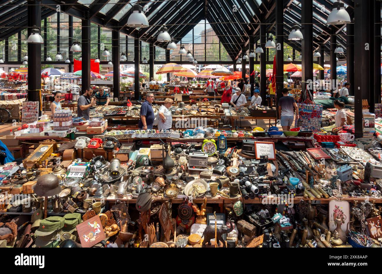 Neuer Basar, Tirana. Pazari i Ri Basar Markt mit Besuchern Touristen. Stockfoto