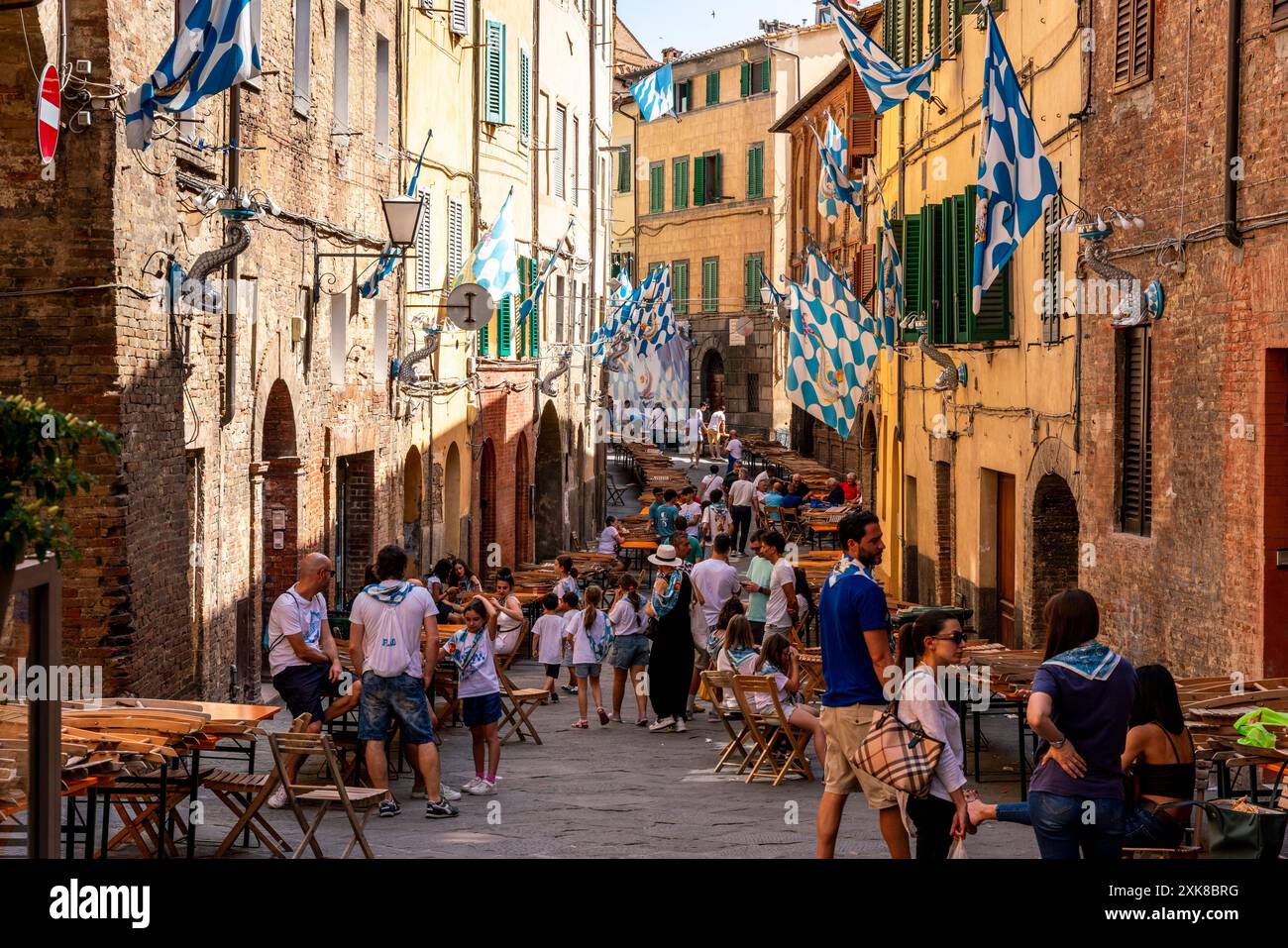 Die Einheimischen Der Onda Contrada Bereiten Sich Auf Das Abendessen Der Eva Of Palio Vor, Das Palio, Siena, Toskana, Italien. Stockfoto