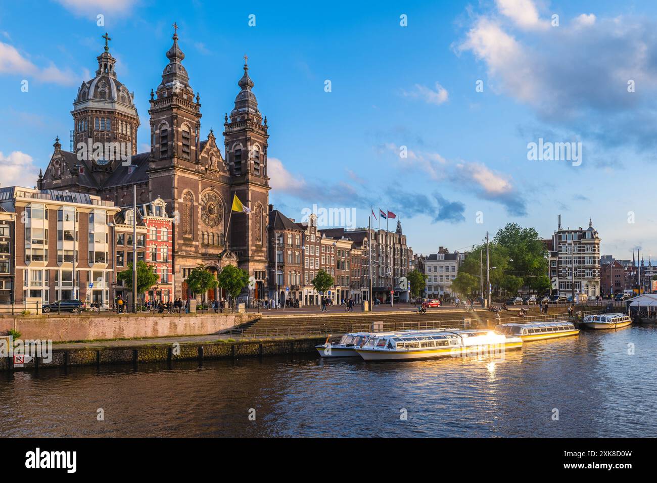 Basilika St. Nikolaus im Altstadt-Viertel von Amsterdam, Niederlande Stockfoto