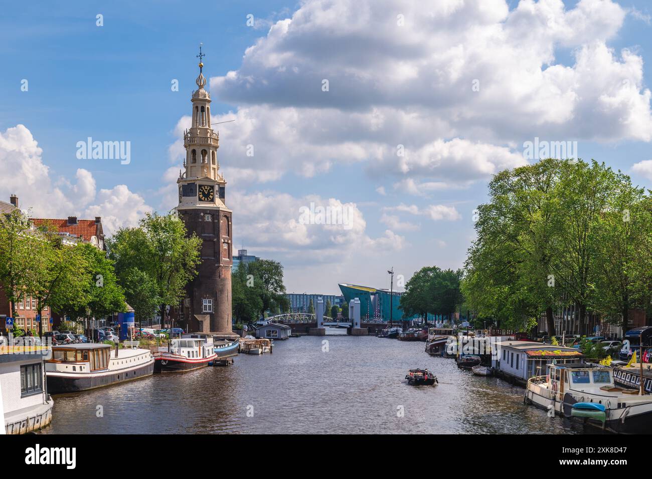 Montelbaanstoren, ein Turm am Ufer des Oudeschans, einem Kanal in Amsterdam, Niederlande Stockfoto