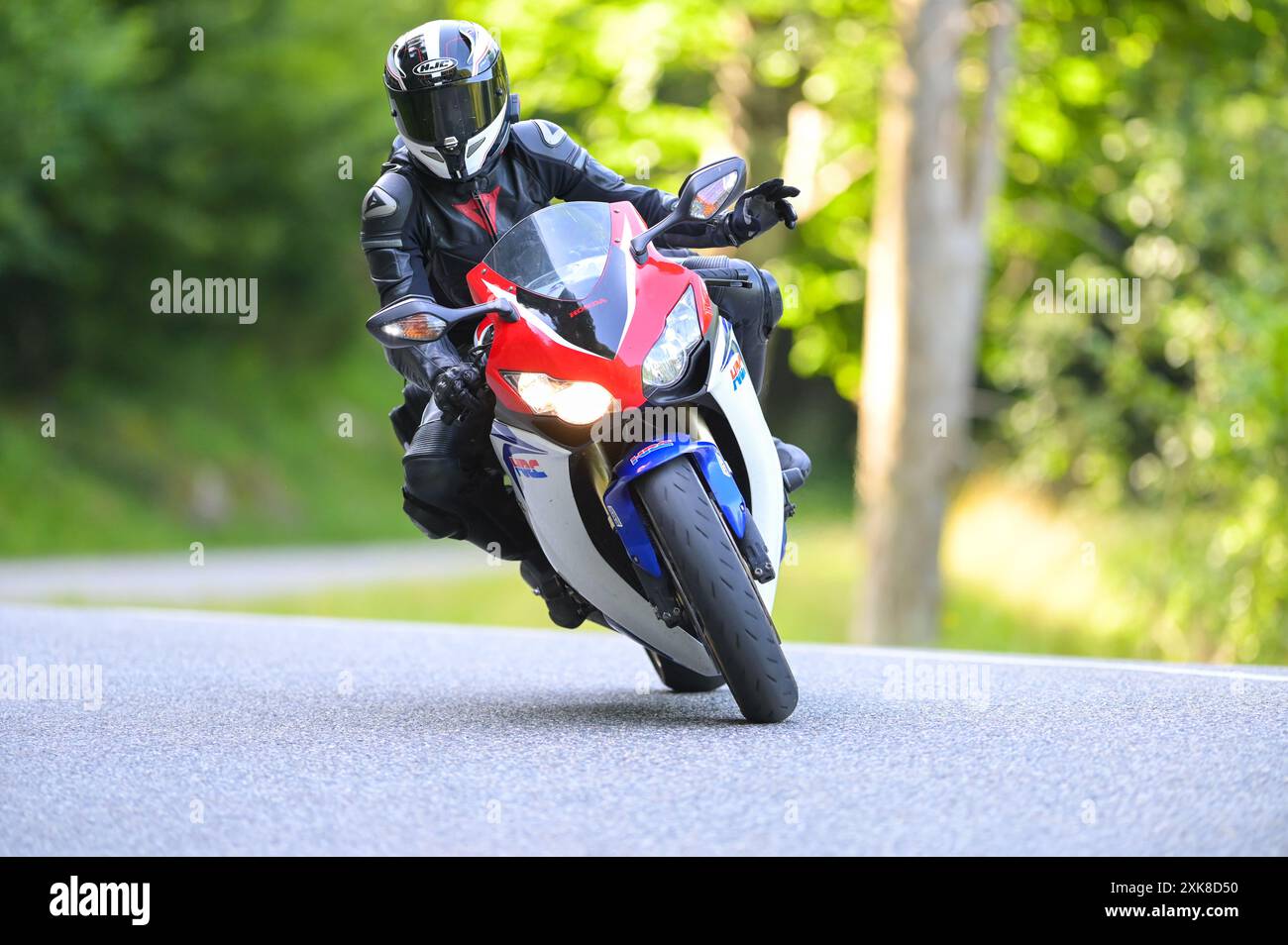 COL du Portillon, Frankreich: 20. Juli 2024: Biker auf seinem Honda HRC auf der Straße auf dem Col du Portillon in Frankreich am 20. Juli 2024. Auf der Straße auf der Co Stockfoto