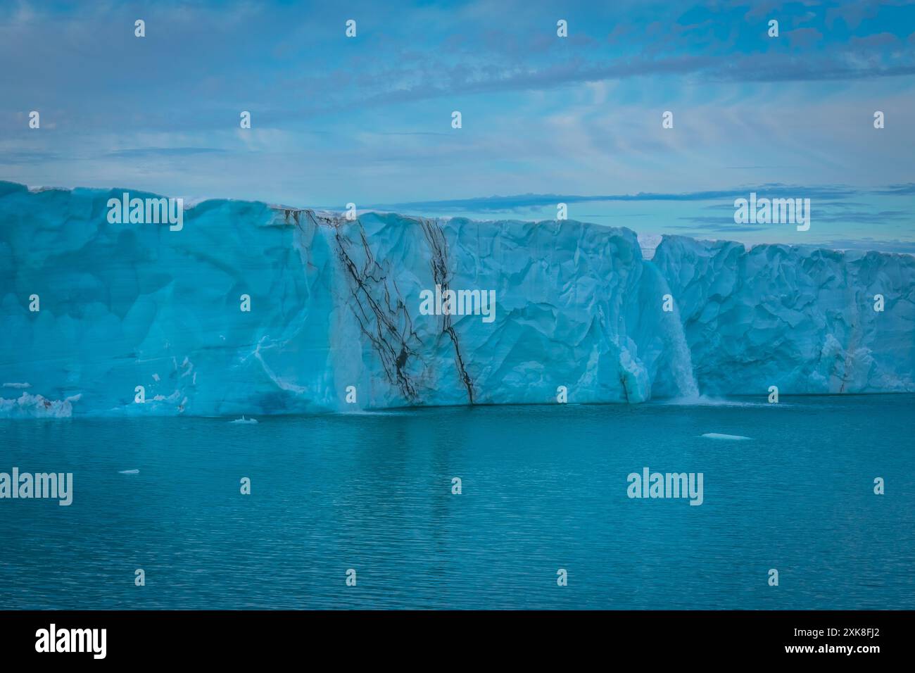 Blauer Gletscher mit Wasserfall am Polarkreis Stockfoto