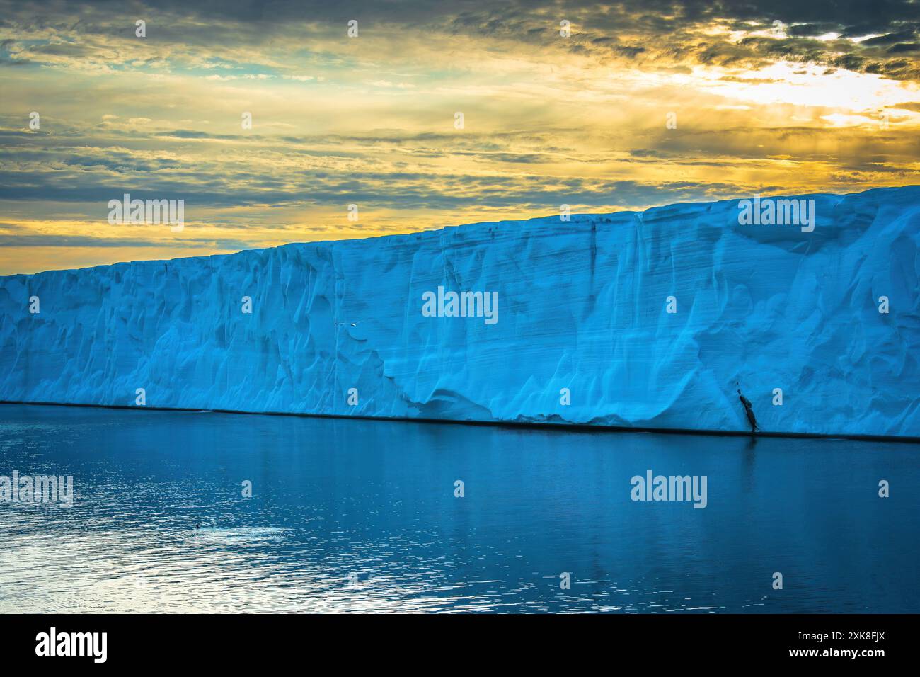 Blauer Gletscher mit Wasserfall am Polarkreis Stockfoto