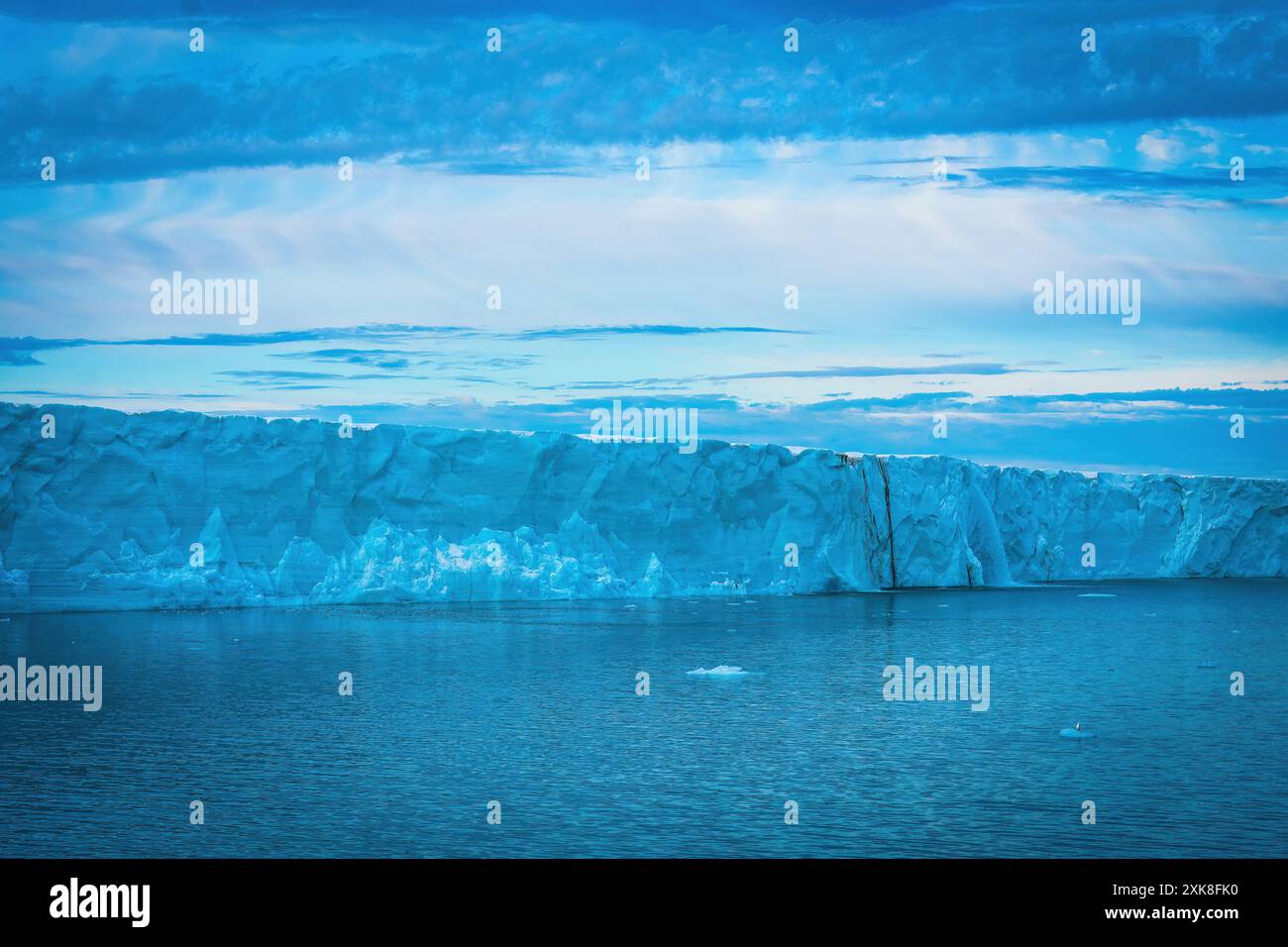 Blauer Gletscher mit Wasserfall am Polarkreis Stockfoto