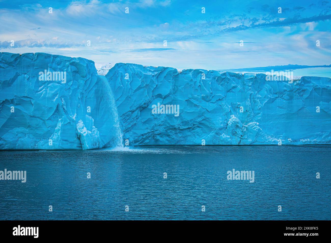 Blauer Gletscher mit Wasserfall am Polarkreis Stockfoto