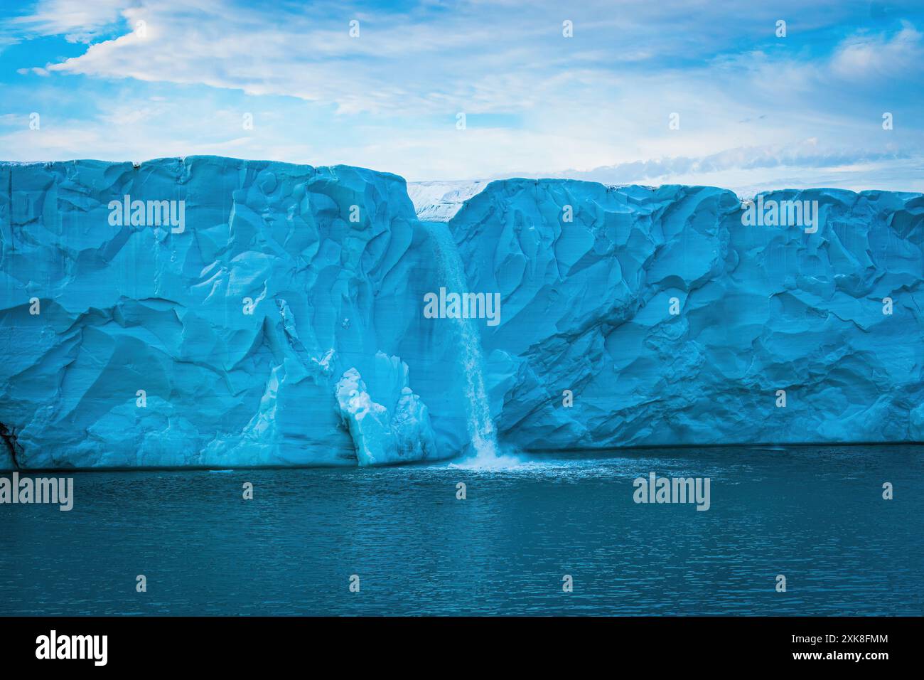 Blauer Gletscher mit Wasserfall am Polarkreis Stockfoto