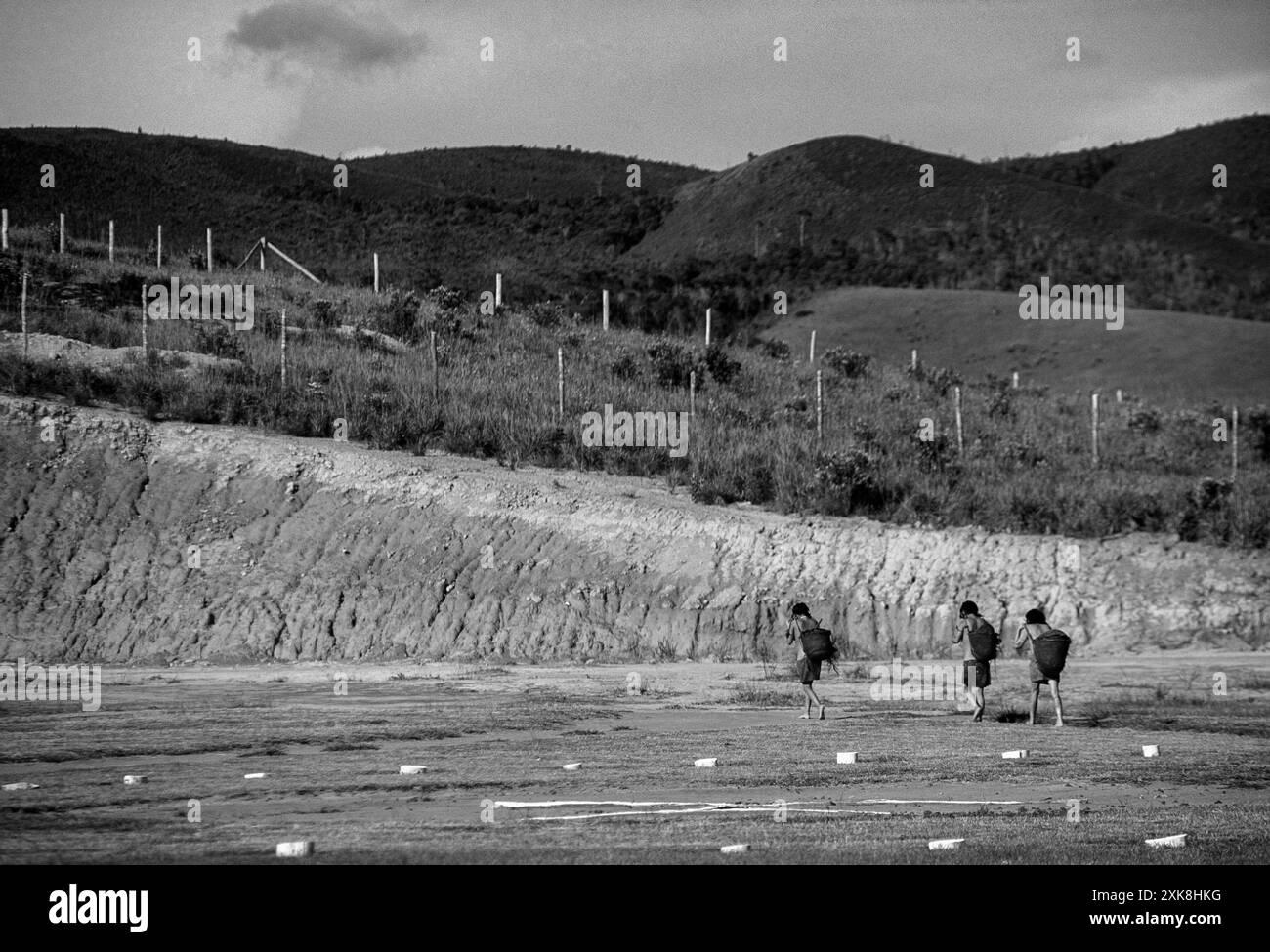 Yanomami-indianerfrauen gehen mit Taschen auf dem Rücken an einem ländlichen Flughafen, La Gran Sabana, Bolivar, Venezuela Stockfoto