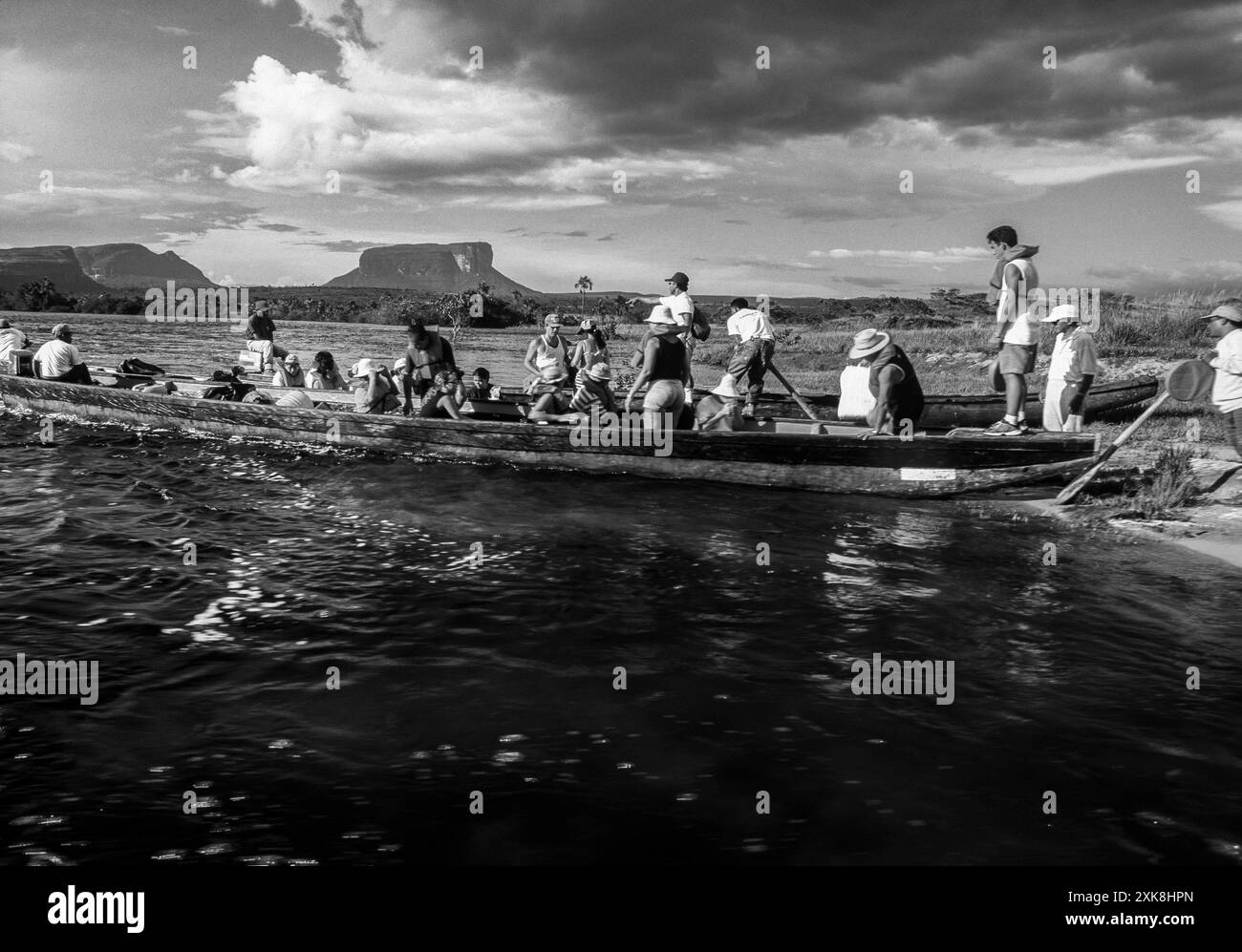 Touristen steigen in ein Kanu der Curiara am Fluss Carrao, Canaima National Park, Venezuela Stockfoto