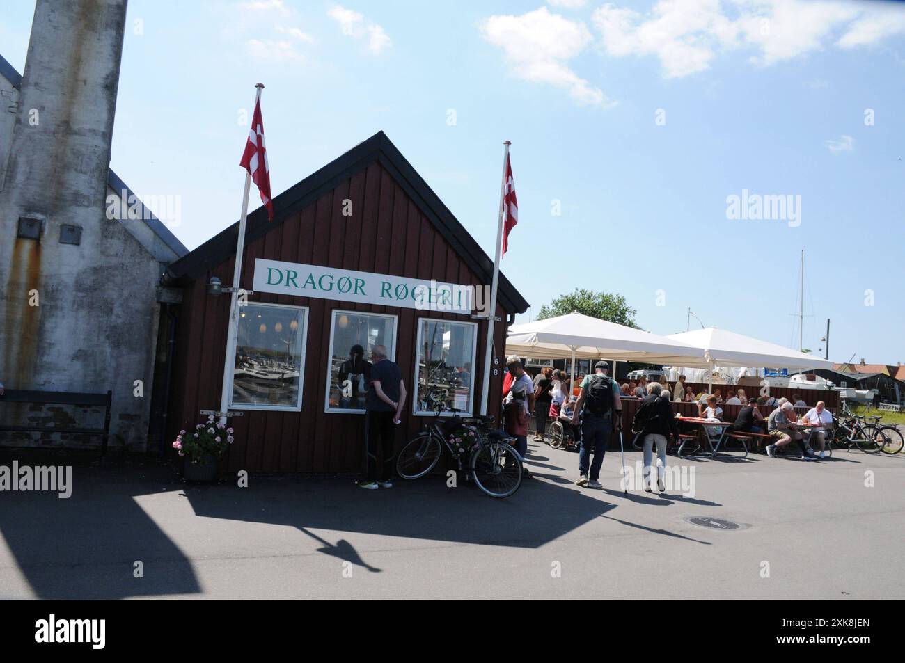 Dragor/Kopenhagen/Dänemark/19. juli 2024/ Dragor Fish Smoked houe ad dragor kleine Stadt mit Fischerbooten lokale dänen und Touristen genießen den Tag in Dragors kleiner Fischerstadt in der Nähe der dänischen Hauptstadt Kopenhagen Dänemark Foto. Bilder von Francis Joseph Dean/Dean sind nicht für kommerzielle Zwecke bestimmt Stockfoto