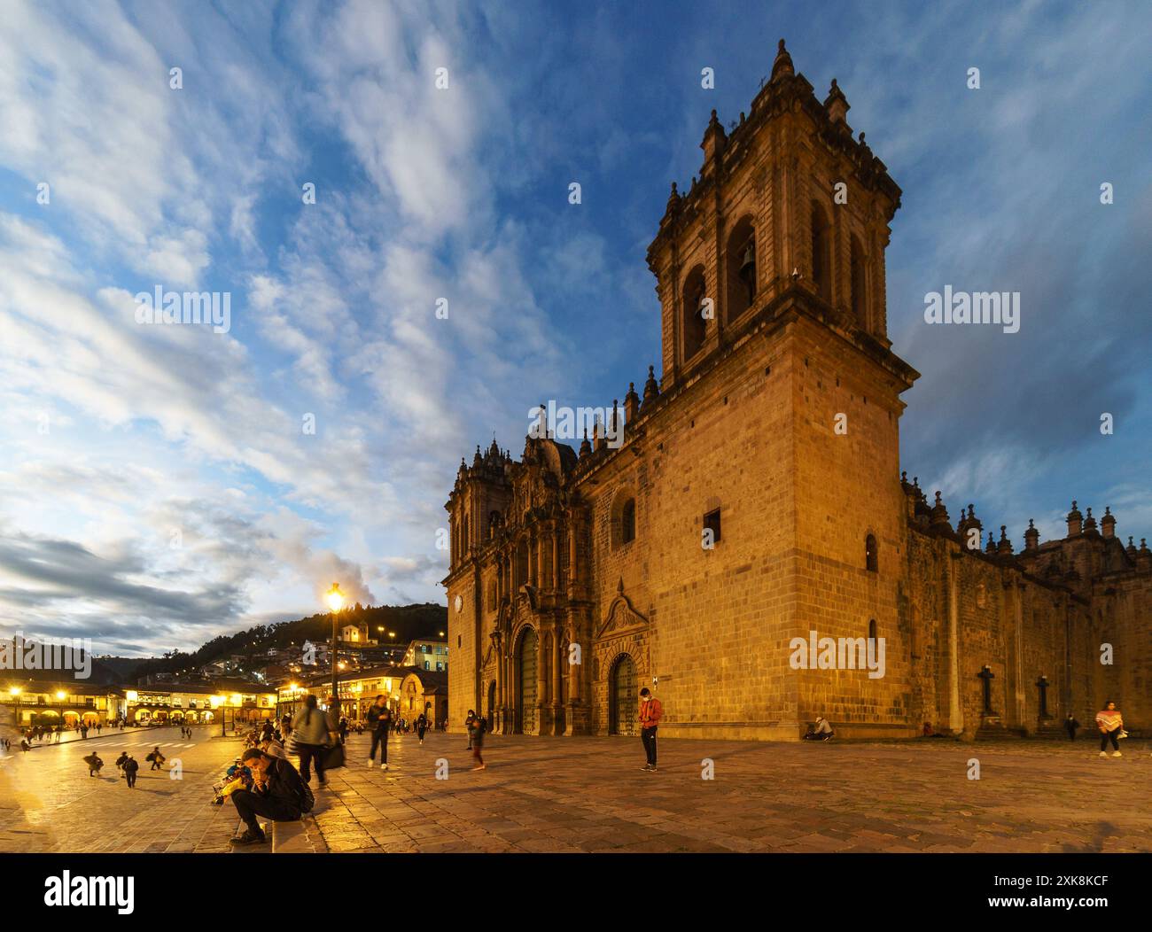 Cusco, Peru - 05. April 2022: Alte Kathedrale von Cusco aus dem 16. Jahrhundert an der plaza de armas in der Altstadt von Cusco in der Abenddämmerung in der peruanischen Ande Stockfoto
