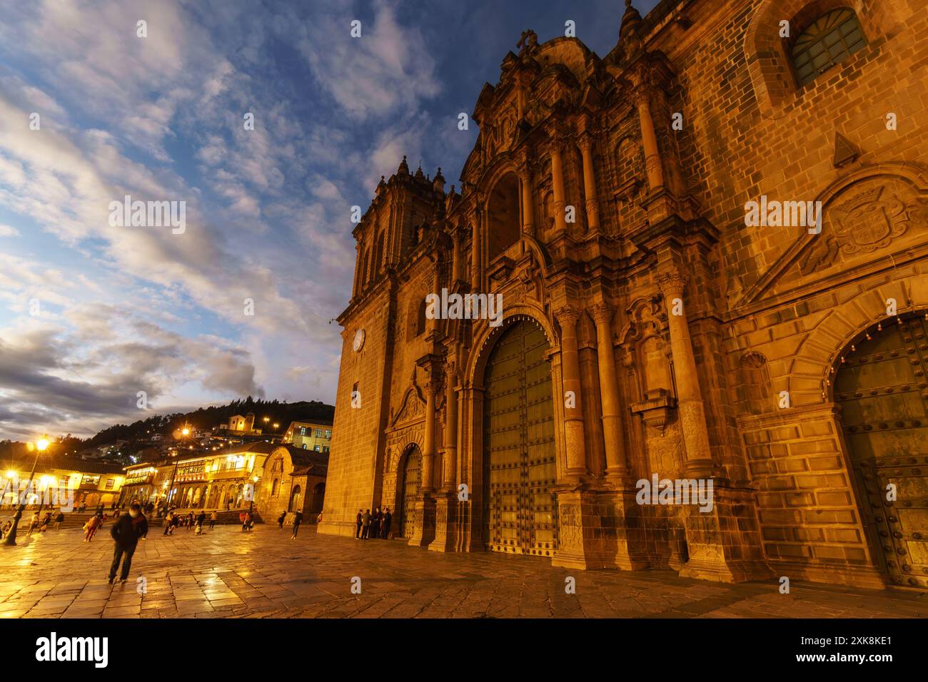 Cusco, Peru: Alte Kathedrale von Cusco aus dem 16. Jahrhundert an der plaza de armas in der Altstadt von Cusco in der Abenddämmerung in den peruanischen Anden Stockfoto