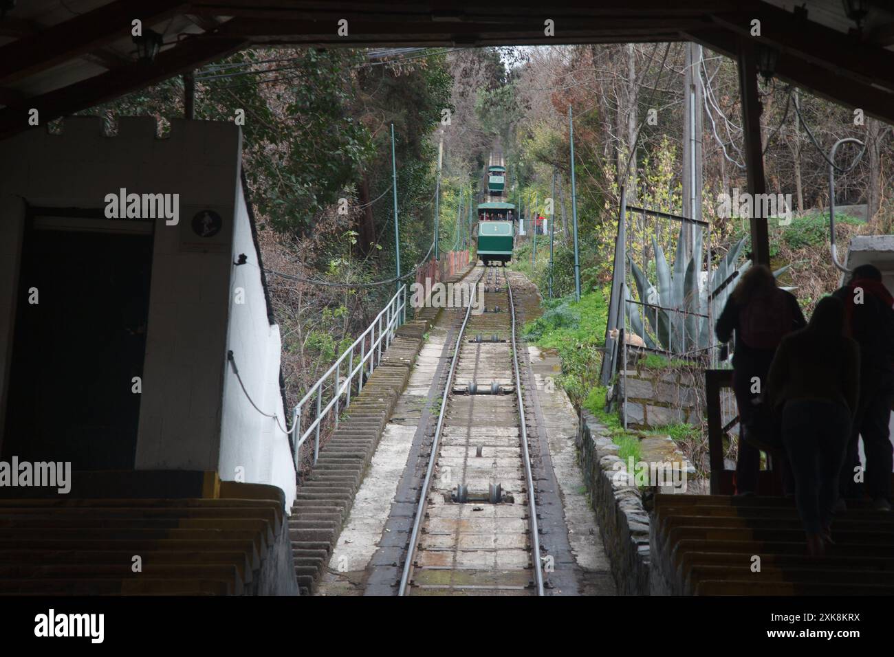 Die historische Seilbahn cerro de san cristobal steigt bergauf, Santiago de chile. Stockfoto