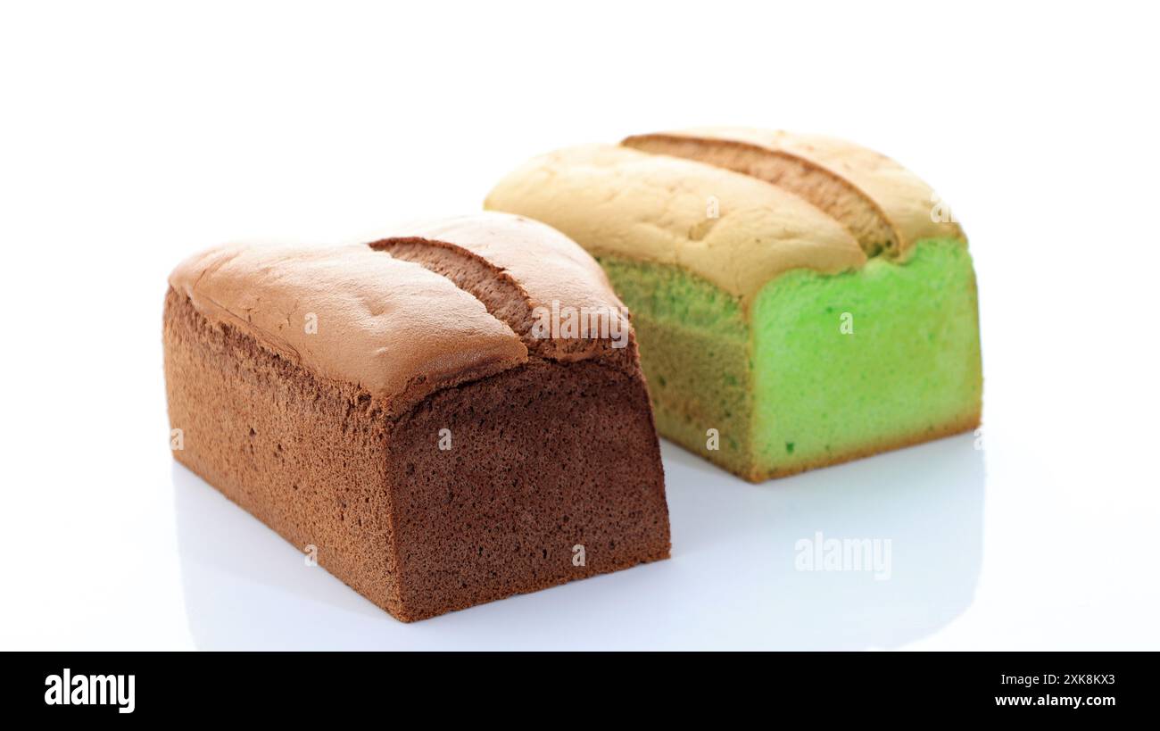 Schokolade und Pandan Loaf Chiffon Kuchen, isoliert auf weißem Tisch Stockfoto