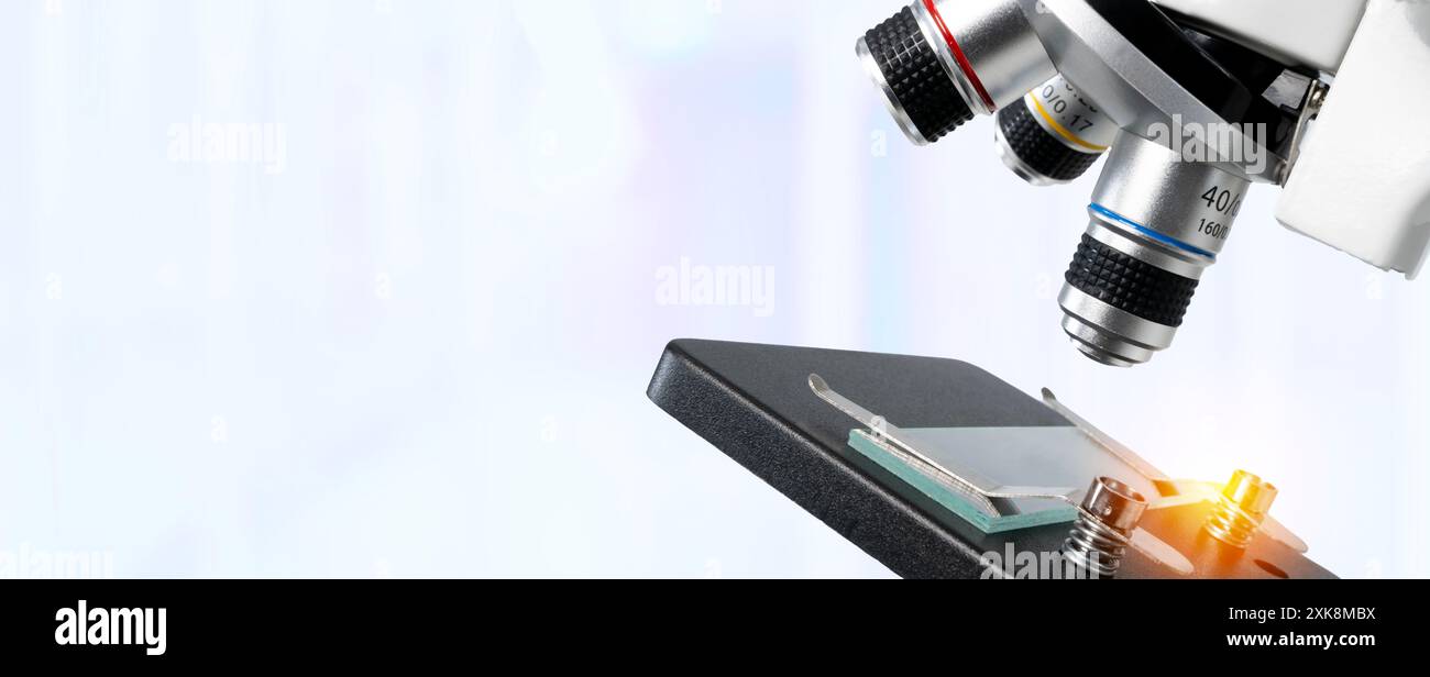 Medizinisches Labor, Wissenschaftler Hände mit Mikroskop für chemische Testproben, Untersuchung von Proben und Flüssigkeit. Medizinische Geräte. Wissenschaftlich und heilend Stockfoto