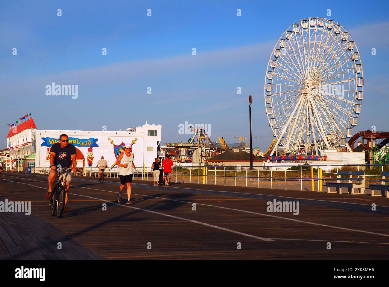 Biker und Jogger trainieren auf der Promenade in Ocean City, New Jersey Stockfoto