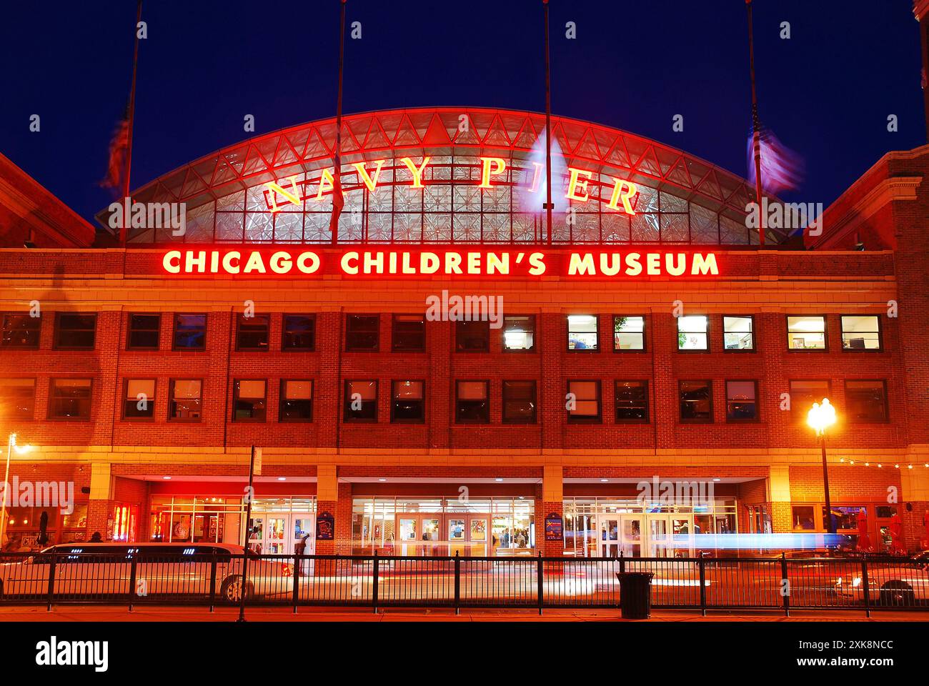 Das Chicago Children’s Museum am Navy Pier der Stadt wird bei Nacht beleuchtet Stockfoto