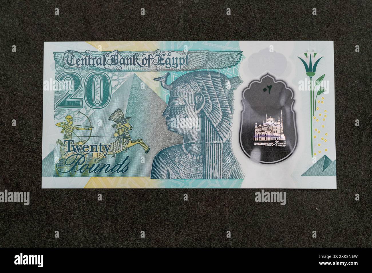 Pyramide, Kriegswagen und Statue der Göttin Isis. Porträt aus Ägypten 20-Pfund-Banknote-Großaufnahme Stockfoto