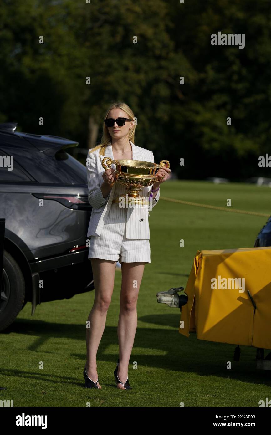 Schauspielerin Sophie Turner präsentiert den Gold Cup im Cowdray Park Polo Club für die British Open Polo Championship Stockfoto