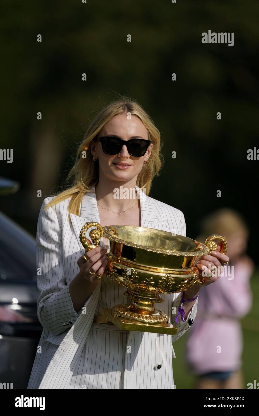 Schauspielerin Sophie Turner präsentiert den Gold Cup im Cowdray Park Polo Club für die British Open Polo Championship Stockfoto