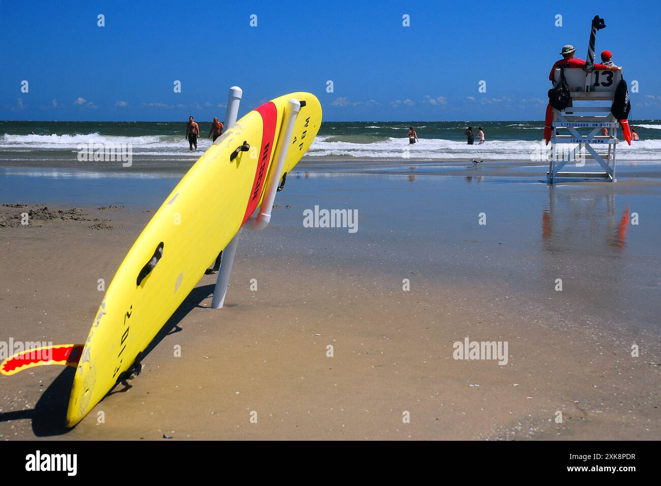 In Wildwood, New Jersey, steht ein Rettungssurfbrett bereit Stockfoto