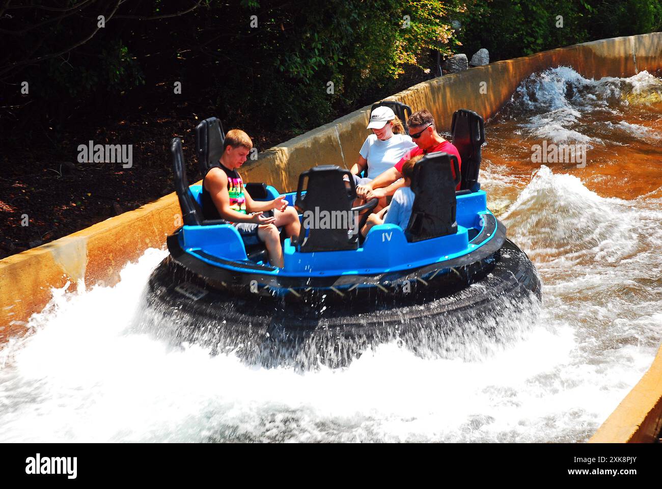 Eine Familie genießt eine Wasserfahrt in einem Vergnügungspark Stockfoto