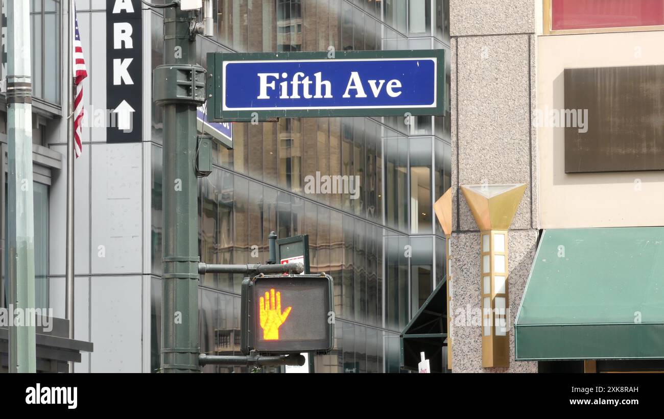 Fifth Avenue, 5 Ave Road Schild, Manhattan Midtown Architektur, New York City 5th av Street Ecke. Ampelkreuzung, USA. Parkhaus und amerikanische Flagge. Stockfoto