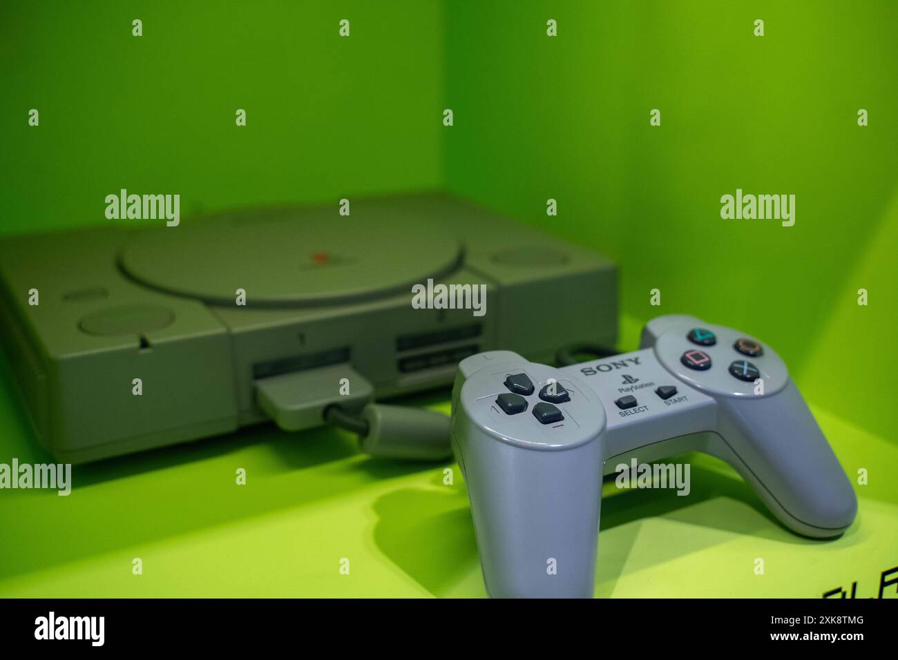 Berlin-Mitte Themenbild - Sony PS1 im Computerspielemuseum Berlin, 06.07.2024 Themenbild - Sony PS1 im Computerspielemuseum Berlin, 06.07.2024 erste Generation der Spielekonsole Sony PlayStation PS1 im Computerspielemuseum Berlin *** Berlin Mitte Themenbild Sony PS1 im Computerspielemuseum Berlin, 06 07 2024 Themenbild Sony PS1 im Computer Games Museum Berlin, 06 07 2024 erste Generation der Sony PlayStation PS1 Spielekonsole im Computer Games Museum Berlin Copyright: xEibner-Pressefoto/JonasxLohrmannx EP JLN Stockfoto