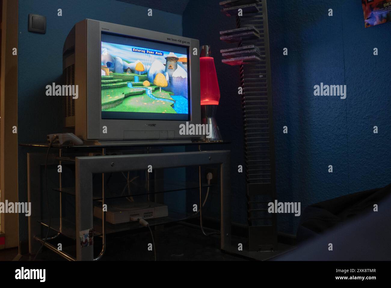 Berlin-Mitte Themenbild - Sony PlayStation im Computerspielemuseum Berlin, 06.07.2024 Themenbild - Sony PlayStation im Computerspielemuseum Berlin, 06.07.2024 Kinderzimmer mit Sony PlayStation PS1, erste Generation im Computerspielemuseum Berlin. *** Berlin Mitte Themenbild Sony PlayStation im Computer Games Museum Berlin, 06 07 2024 Themenbild Sony PlayStation im Computer Games Museum Berlin, 06 07 2024 Kinderzimmer mit Sony PlayStation PS1, erste Generation im Computer Games Museum Berlin Copyright: XEibner-Pressefoto/JonasxLohrmannx EP JLN Stockfoto