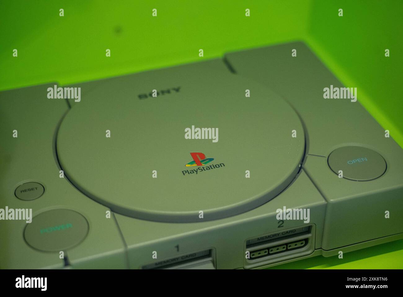 Berlin-Mitte Themenbild - Sony PS1 im Computerspielemuseum Berlin, 06.07.2024 Themenbild - Sony PS1 im Computerspielemuseum Berlin, 06.07.2024 erste Generation der Spielekonsole Sony PlayStation PS1 im Computerspielemuseum Berlin *** Berlin Mitte Themenbild Sony PS1 im Computerspielemuseum Berlin, 06 07 2024 Themenbild Sony PS1 im Computer Games Museum Berlin, 06 07 2024 erste Generation der Sony PlayStation PS1 Spielekonsole im Computer Games Museum Berlin Copyright: xEibner-Pressefoto/JonasxLohrmannx EP JLN Stockfoto