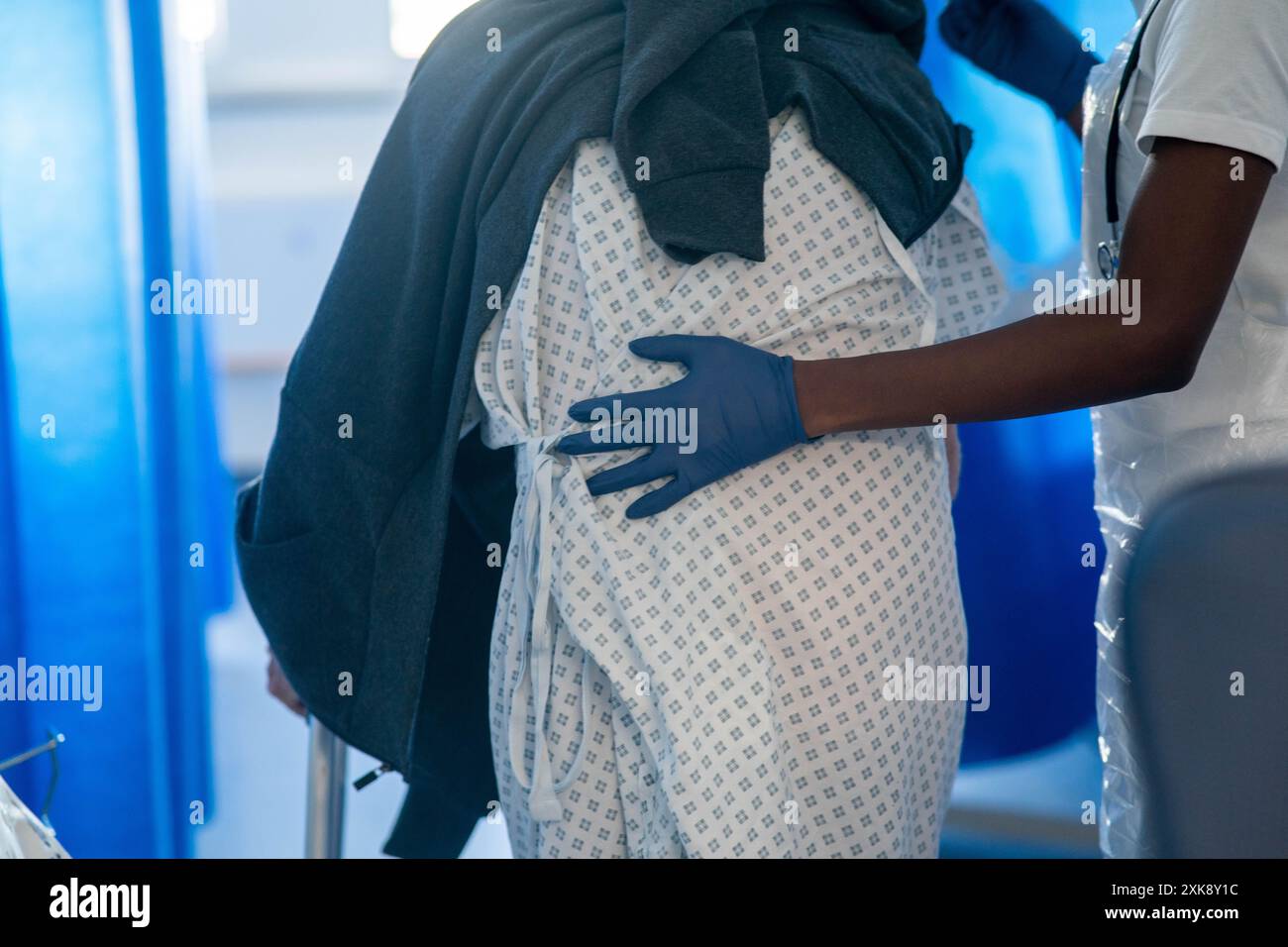 Aktenfoto vom 18/01/23 eines Mitarbeiters auf einer NHS-Krankenhausstation im Ealing Hospital in London. Fast ein Viertel der Menschen weiß nicht, wie unterschiedlich ein Arzt und ein Arzt sind, so eine neue Umfrage. Während 52 % der Menschen zwischen den beiden Rollen unterscheiden können, gaben 23 % an, den Unterschied nicht zu kennen, so eine Umfrage von Healthwatch England. Der Patient Champion fordert mehr Klarheit in Bezug auf die Rolle von Ärztemitarbeitern (PAs). Ausgabedatum: Montag, 22. Juli 2024. Stockfoto