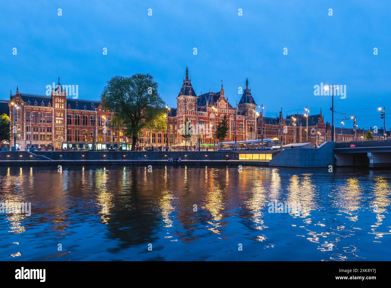 Amsterdam Centraal Station, der größte Bahnhof in Amsterdam, Nordholland, Niederlande Stockfoto