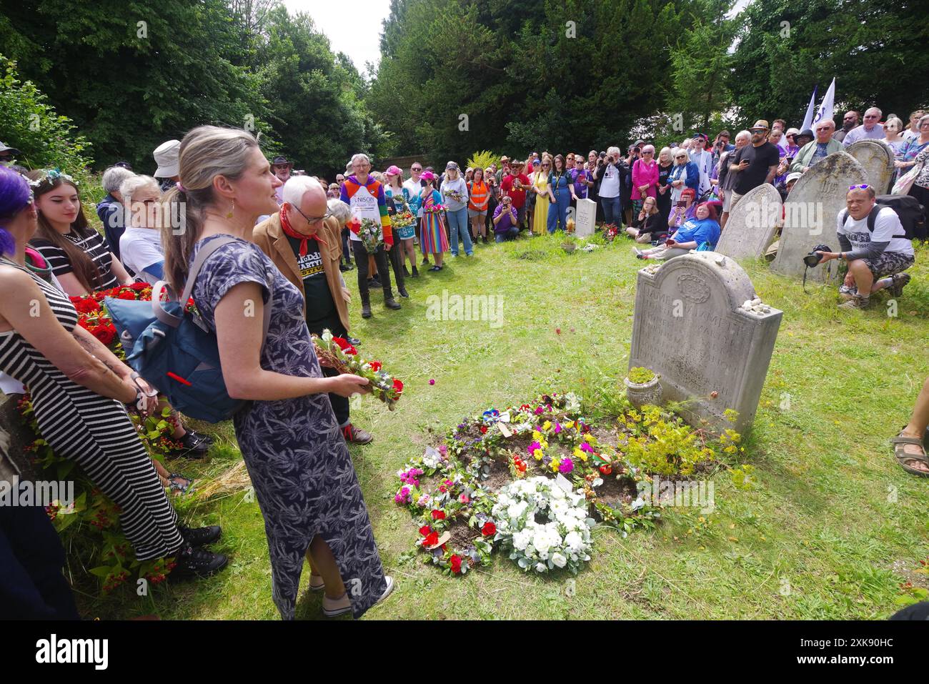 Direkte Nachkommen von James Hammett legten Kränze und Gewerkschaftsvertreter auf seinem Grab in Tolpuddle. Neil Duncan-Jordon, Labour-Abgeordneter für Poole und Jayne Kirkham, Abgeordneter für Truro & Falmouth, legten Kränze auf dem Grab der Tolpuddle Martyrs. Stockfoto