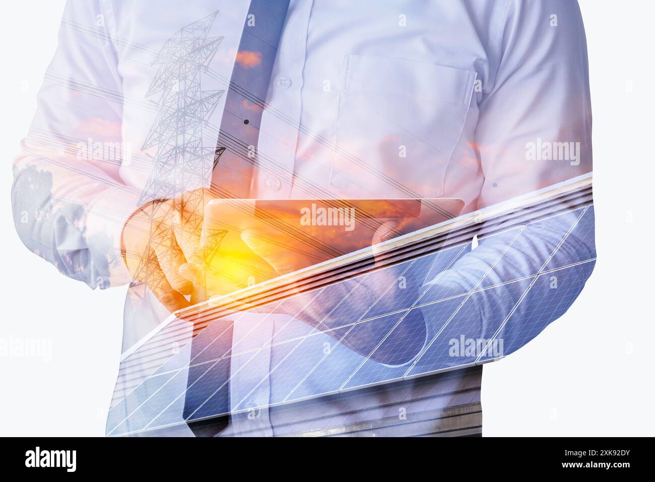 Schaffung eines Investitionskonzepts für umweltfreundliche Elektrizität. Geschäftsmann, der ein Tablet hält, berechnet die Investitionskosten für den Stromverbrauch des Solarmoduls im Hintergrund Stockfoto