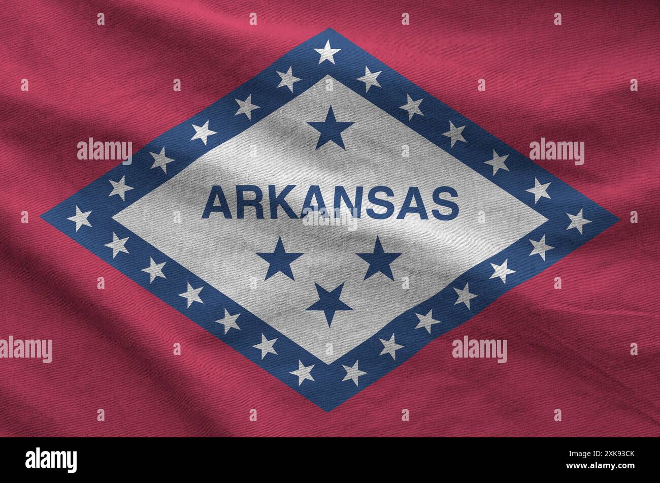 Arkansas US-Staatsflagge auf gefaltetem, gewelltem Stoff aus altem Tuch aus Nahaufnahme dargestellt Stockfoto