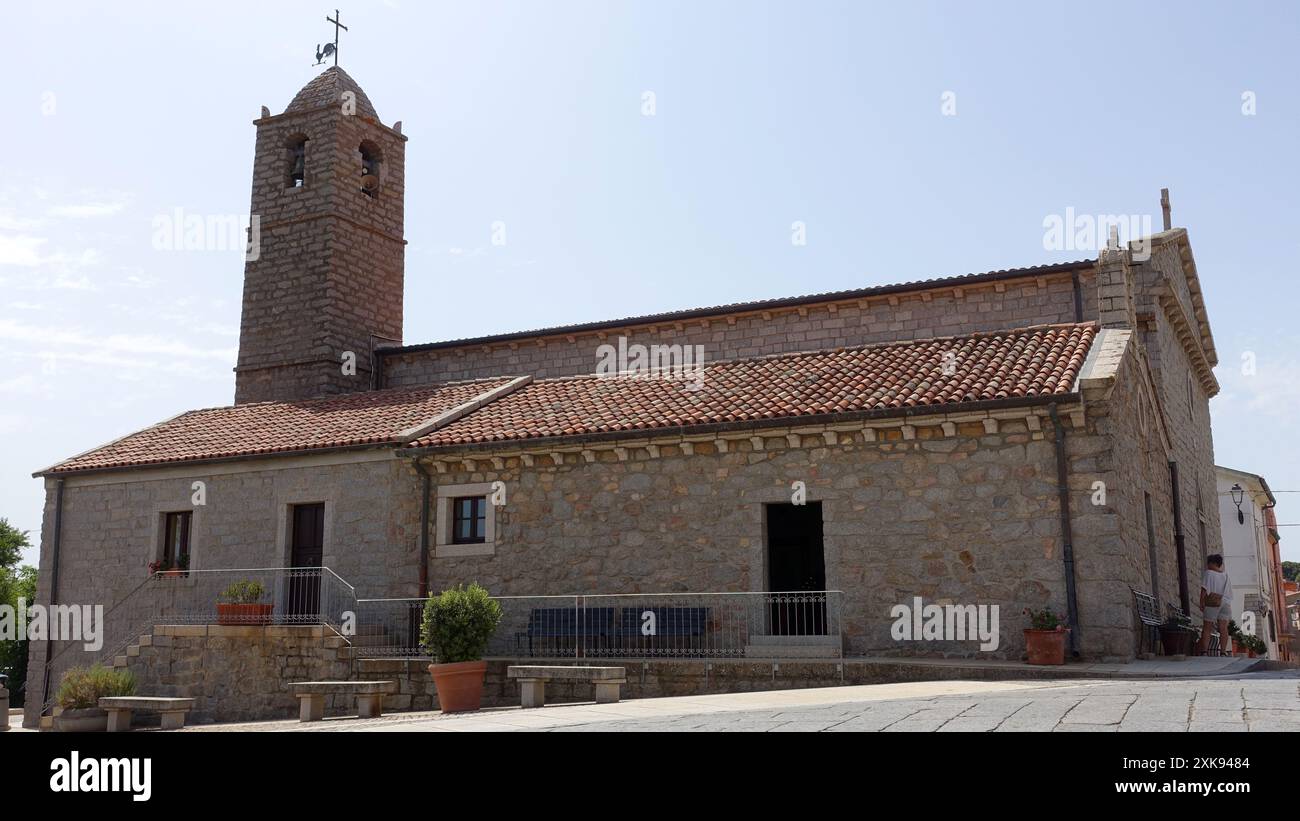 San Antonio di Gallura, Italien, 4. August 2021. Die Kathedrale im historischen Zentrum der Stadt an einem Sommertag. Stockfoto