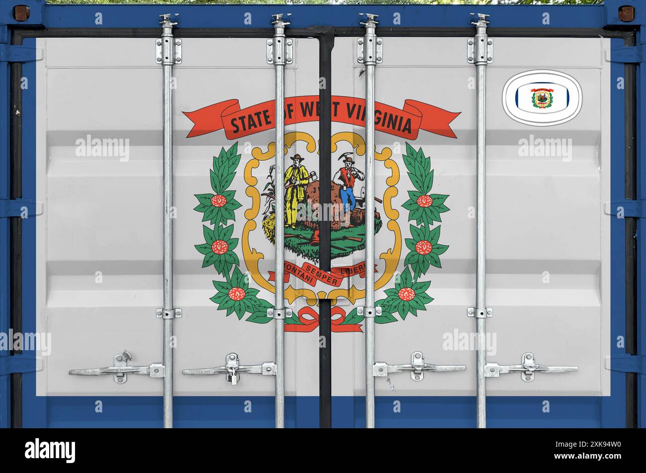 West Virginia US-Staatsflagge auf Metalltüren von Frachtcontainern im Außenbereich im Hafenbereich dargestellt Stockfoto
