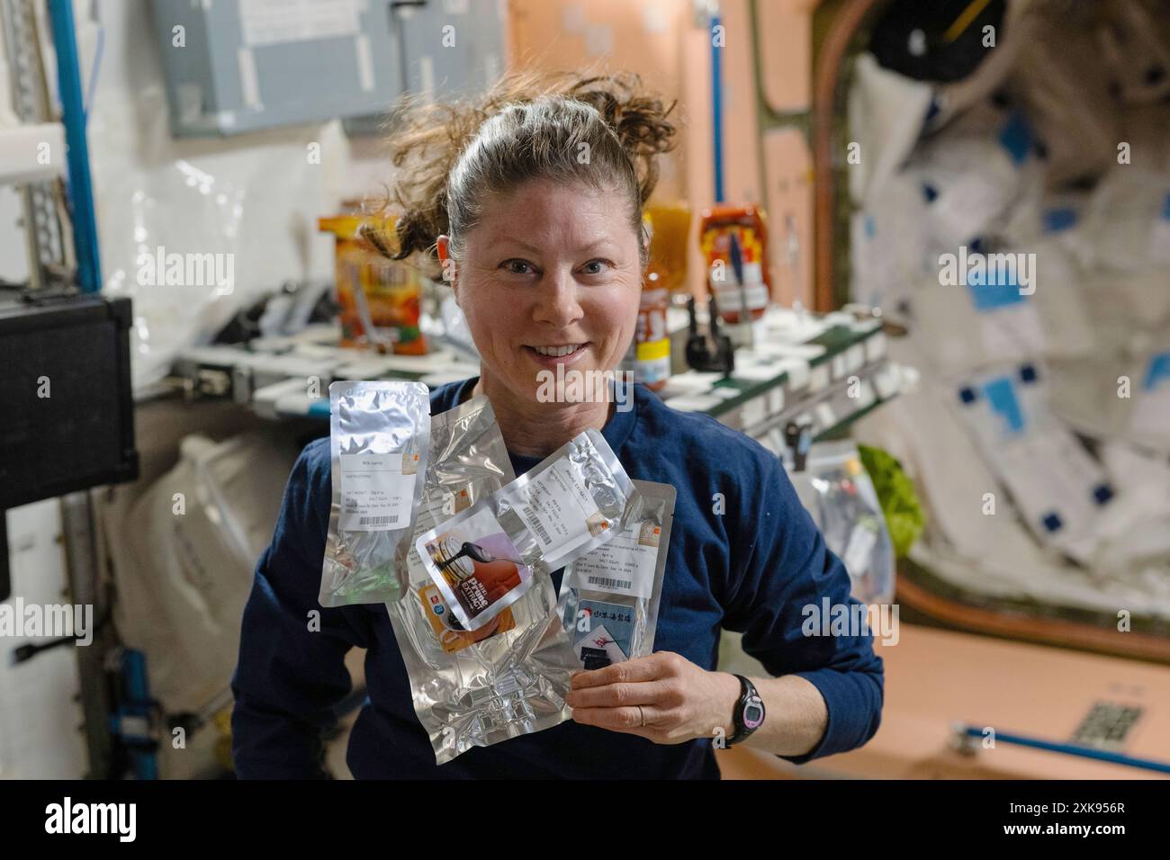 ISS - 09. Juli 2024 - NASA-Astronaut und Expedition 71-Flugingenieur Tracy C. Dyson ist in der Kombüse an Bord der Internationalen Raumstation abgebildet. Stockfoto