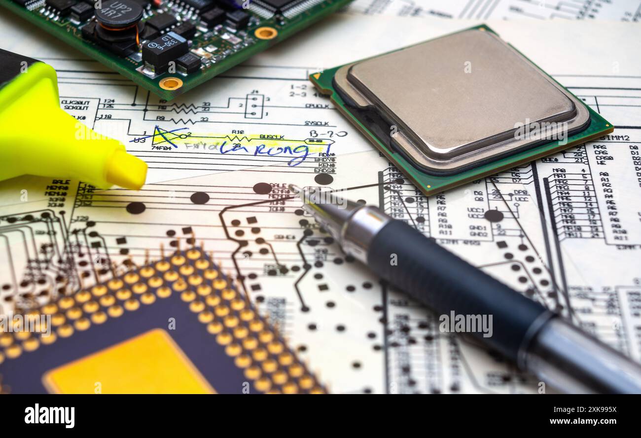 Elektronische Komponenten und Werkzeuge auf einem technischen Plan für die Leiterplattenkonstruktion. Stockfoto