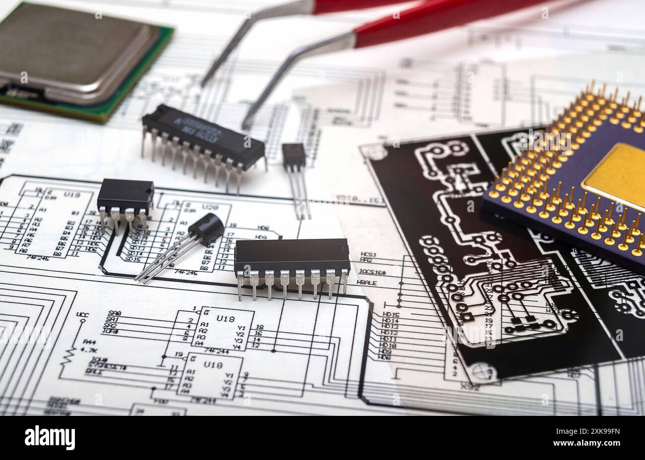 Elektronische Komponenten und Werkzeuge auf einem technischen Plan für die Leiterplattenkonstruktion. Stockfoto