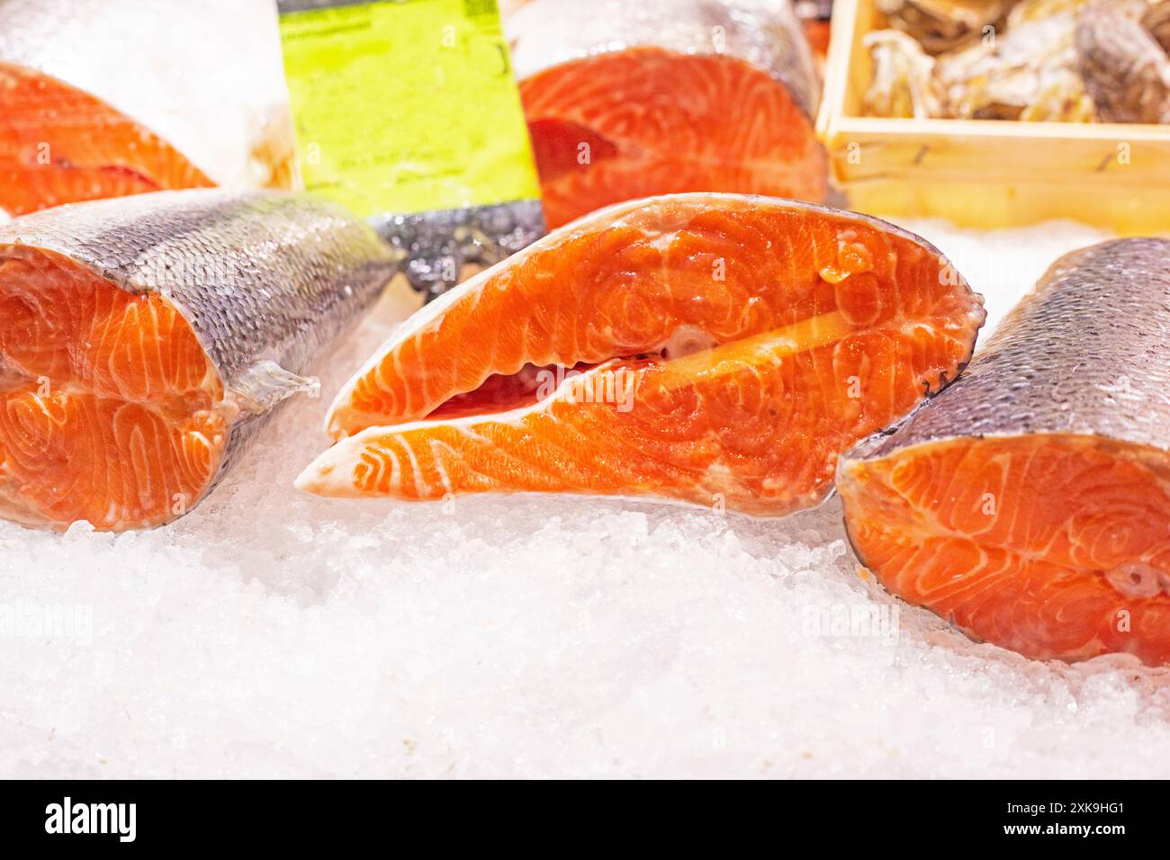Roter Fisch in Eis auf der Theke in einem Supermarkt Stockfoto