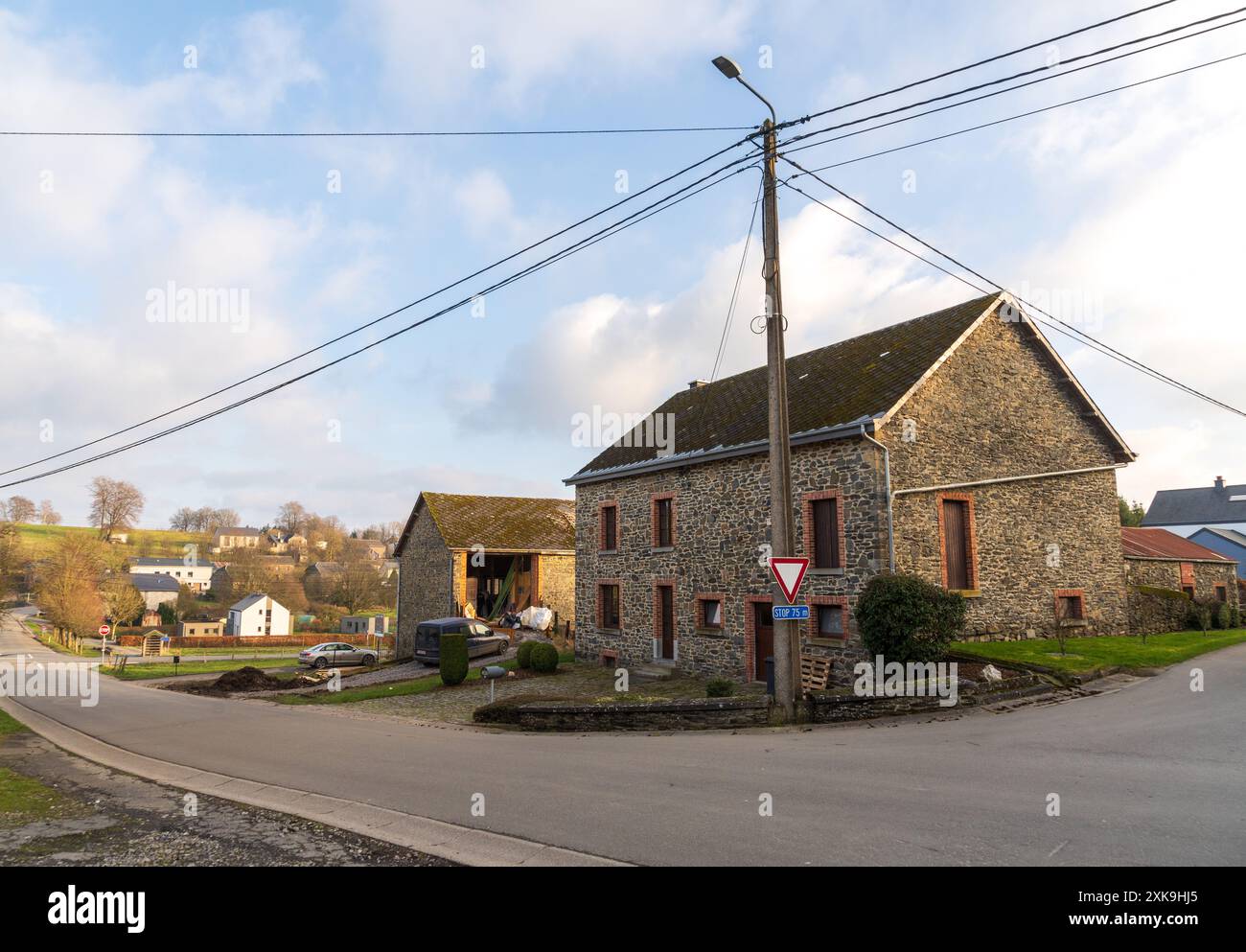 Eine Bastogne Battle of the Bulge Ardennes Offensive Sherman Tank Turret im 2. Weltkrieg in Belgien und View of Town, Belgien Stockfoto