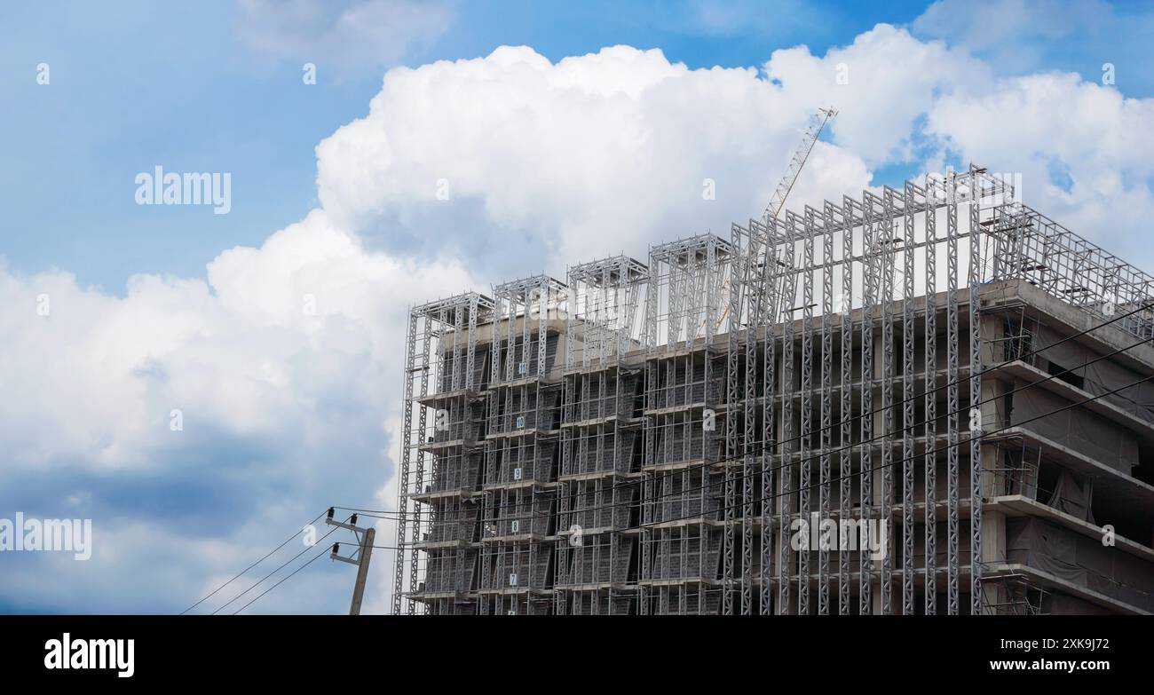 Panoramablick, wo Arbeiter auf einer großen Baustelle arbeiten und viele Kräne in der neuen Bauindustrie arbeiten. Turmdrehkrane in AC Stockfoto