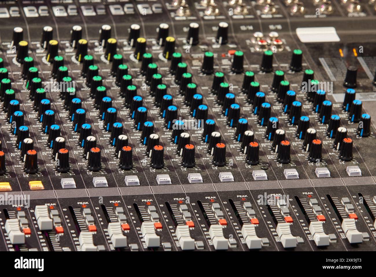 Bedienkonsole für Audio-Mix. Professionelle Tontechnik. Rundfunk Stockfoto