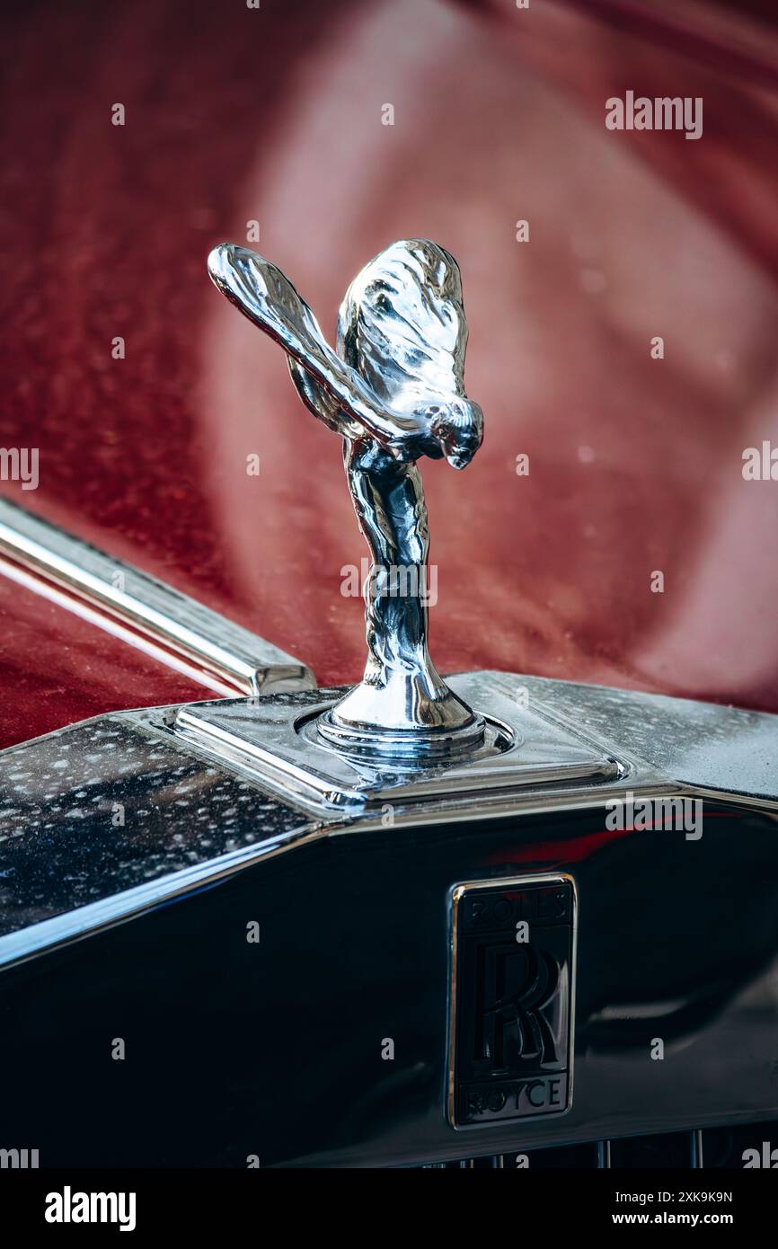 Saint-Paul-de-Vence, Frankreich - 1. Juni 2024: Nahaufnahme eines roten Rolls Royce Stockfoto
