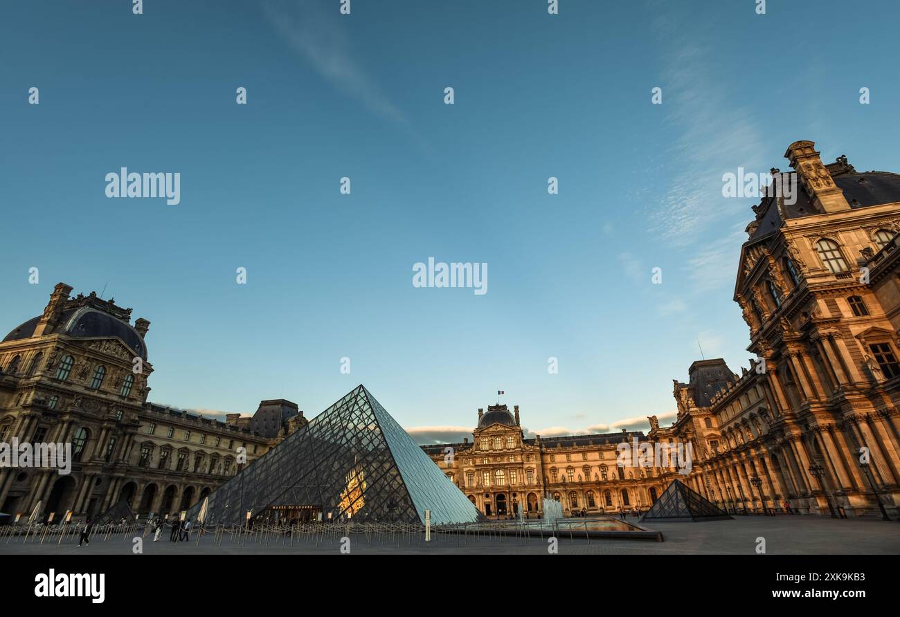 Louvre Museum und Pyramide in der Goldenen Stunde - Paris, Frankreich Stockfoto