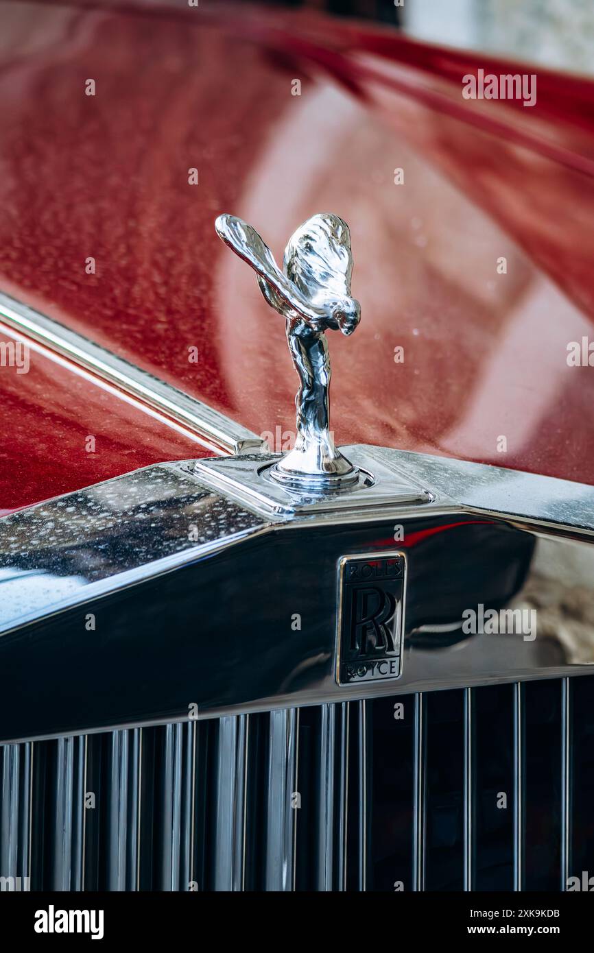 Saint-Paul-de-Vence, Frankreich - 1. Juni 2024: Nahaufnahme eines roten Rolls Royce Stockfoto