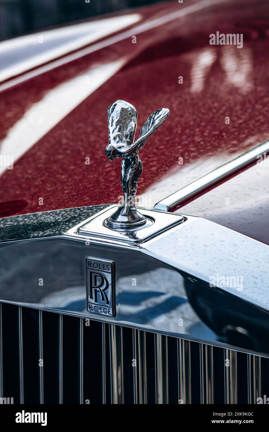 Saint-Paul-de-Vence, Frankreich - 1. Juni 2024: Nahaufnahme eines roten Rolls Royce Stockfoto