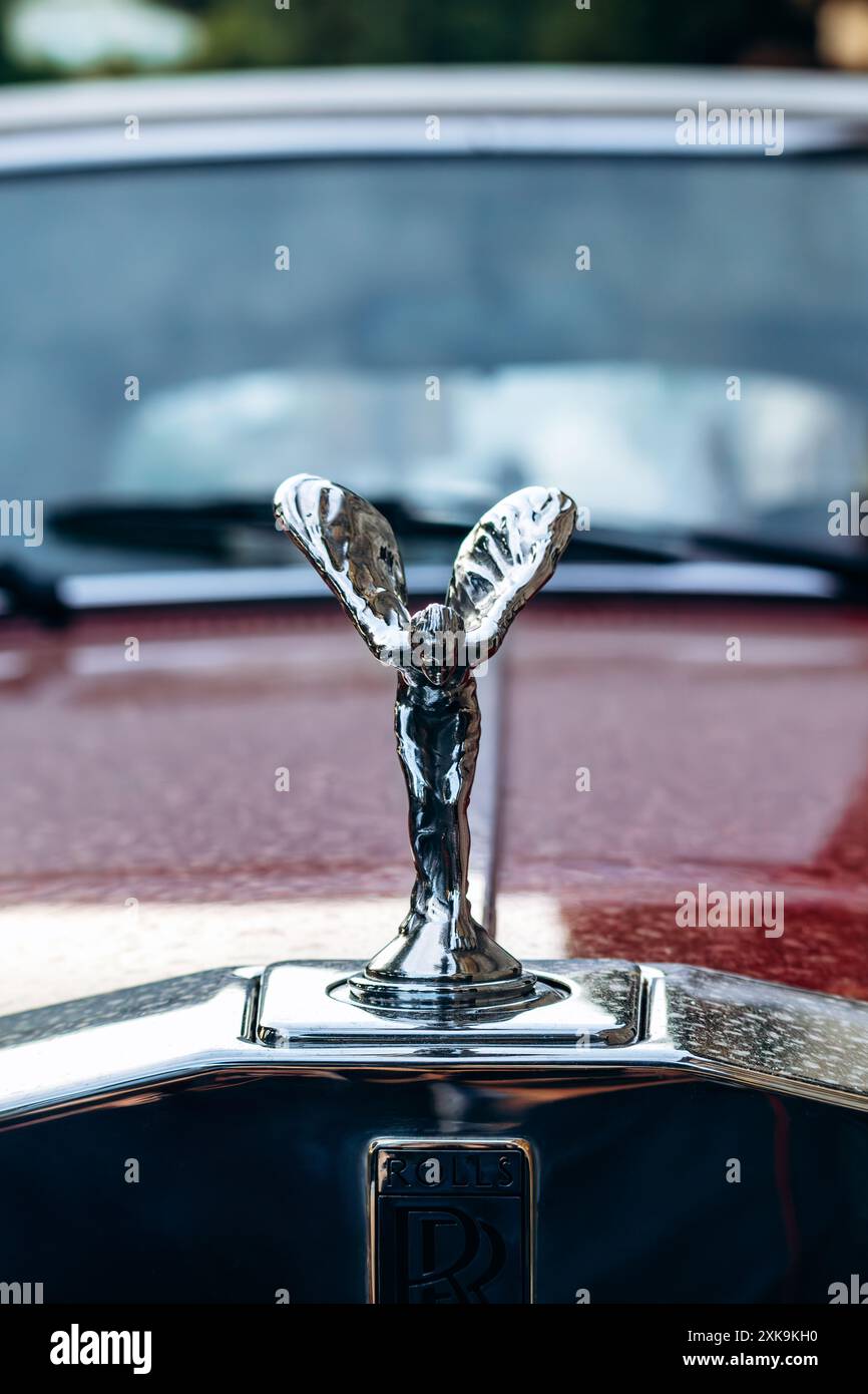 Saint-Paul-de-Vence, Frankreich - 1. Juni 2024: Nahaufnahme eines roten Rolls Royce Stockfoto