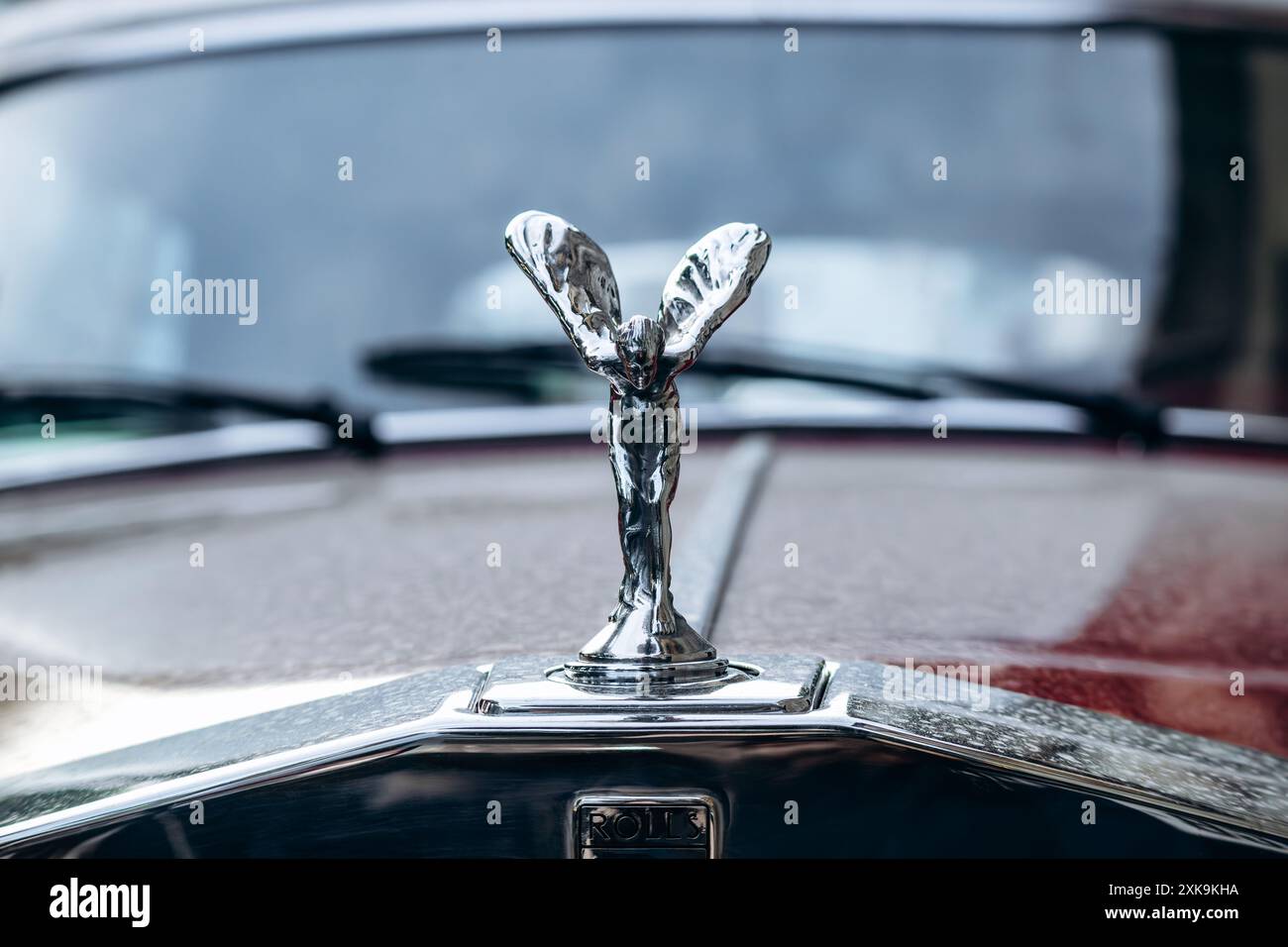 Saint-Paul-de-Vence, Frankreich - 1. Juni 2024: Nahaufnahme eines roten Rolls Royce Stockfoto